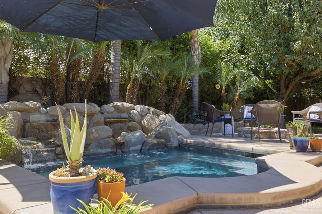 403 Stone Cross Drive, Bakersfield, CA 93312