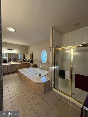 620 STONEBRIDGE DR, Selinsgrove, PA 17870