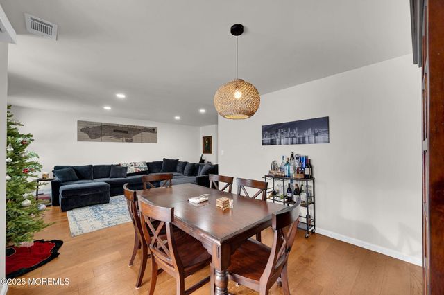 33 S Pointe Circle, Tinton Falls, NJ 07753