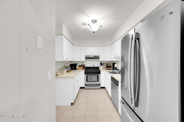 33 S Pointe Circle, Tinton Falls, NJ 07753