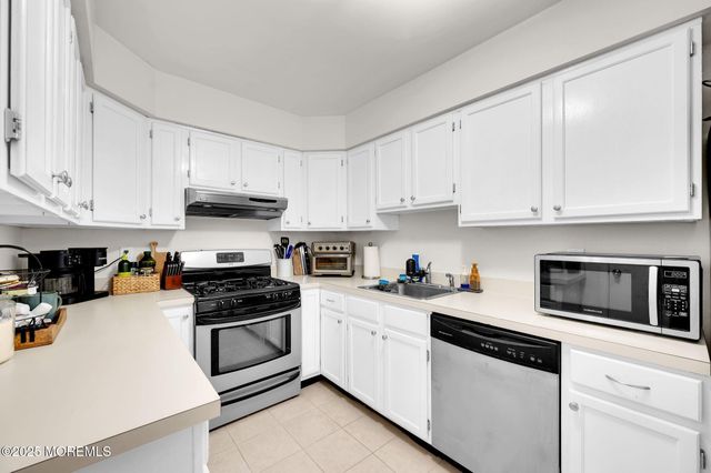 33 S Pointe Circle, Tinton Falls, NJ 07753