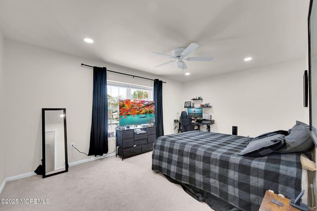 33 S Pointe Circle, Tinton Falls, NJ 07753