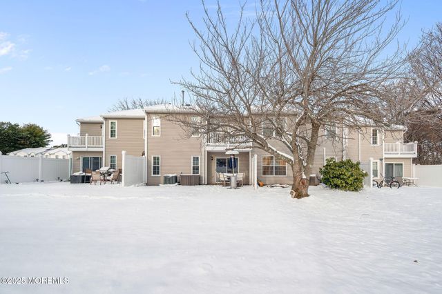 33 S Pointe Circle, Tinton Falls, NJ 07753