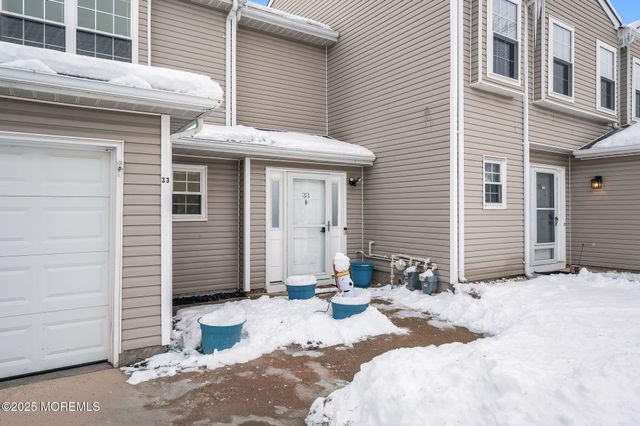 33 S Pointe Circle, Tinton Falls, NJ 07753