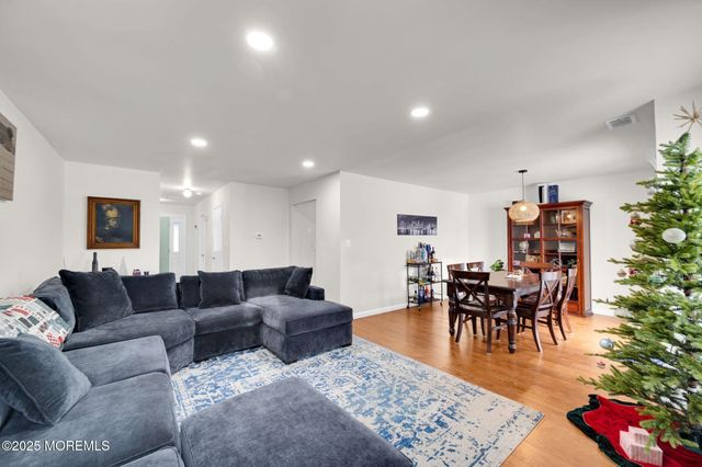 33 S Pointe Circle, Tinton Falls, NJ 07753