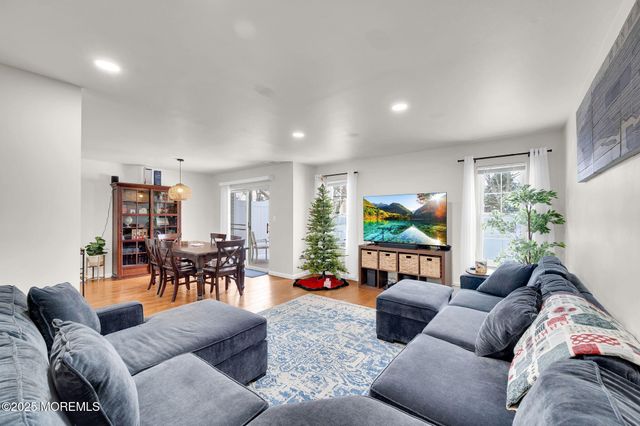 33 S Pointe Circle, Tinton Falls, NJ 07753