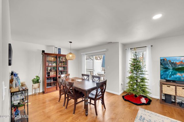 33 S Pointe Circle, Tinton Falls, NJ 07753