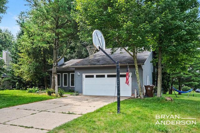 6158 Miramonte Drive NE, Rockford, MI 49341
