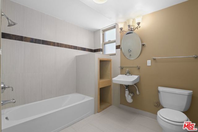 7348 De Soto Avenue 108, Canoga Park (los Angeles), CA 91303