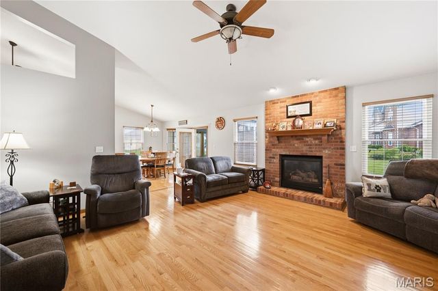 818 E Wood Drive, Columbia, IL 62236