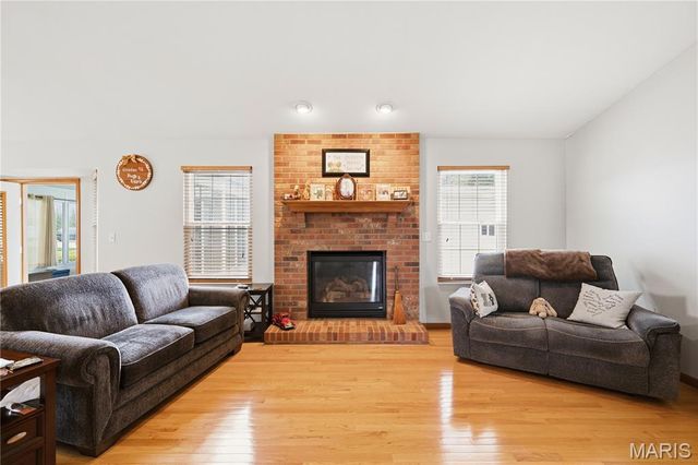 818 E Wood Drive, Columbia, IL 62236