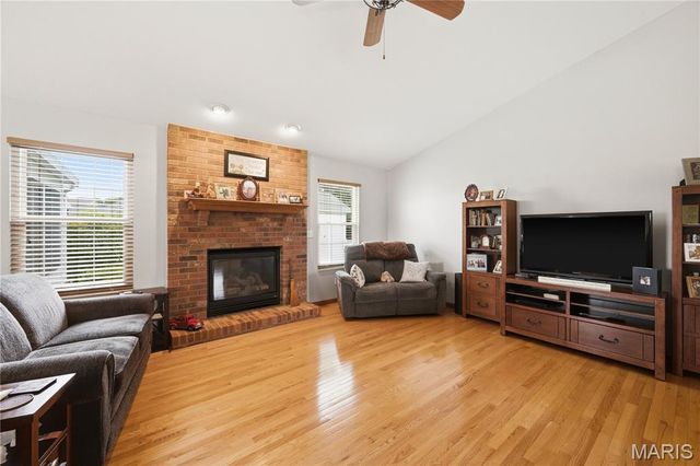 818 E Wood Drive, Columbia, IL 62236