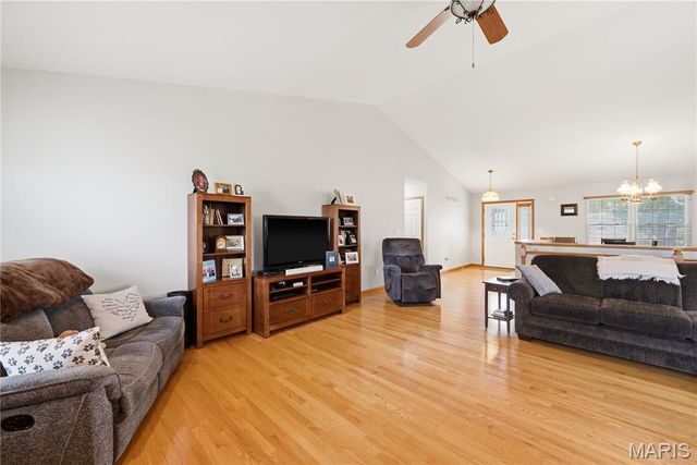 818 E Wood Drive, Columbia, IL 62236