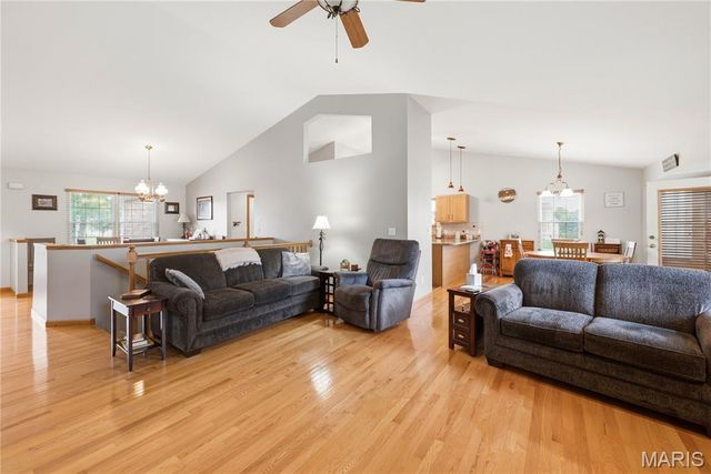 818 E Wood Drive, Columbia, IL 62236