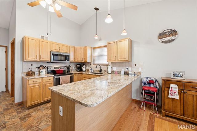 818 E Wood Drive, Columbia, IL 62236
