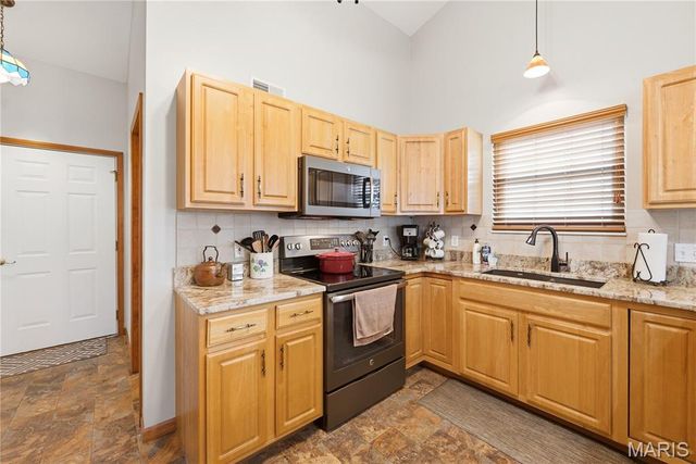 818 E Wood Drive, Columbia, IL 62236