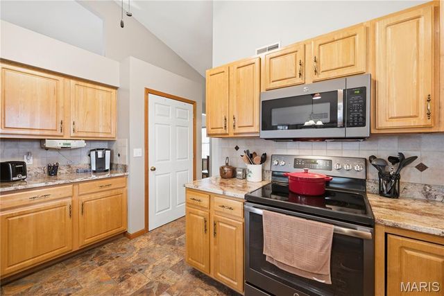 818 E Wood Drive, Columbia, IL 62236