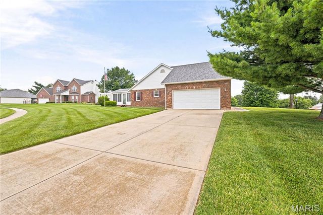 818 E Wood Drive, Columbia, IL 62236