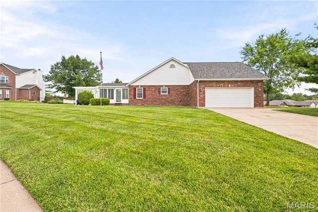 818 E Wood Drive, Columbia, IL 62236