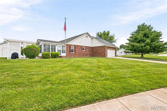 818 E Wood Drive, Columbia, IL 62236
