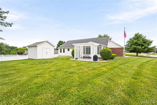818 E Wood Drive, Columbia, IL 62236