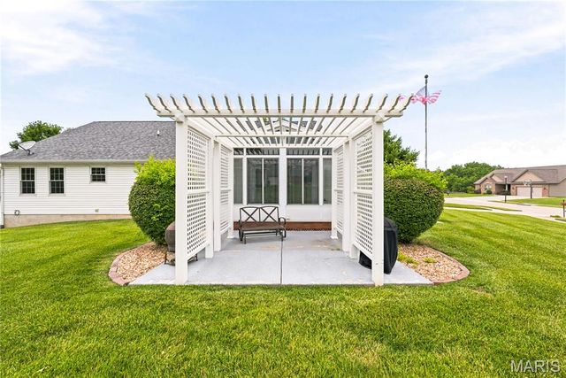 818 E Wood Drive, Columbia, IL 62236