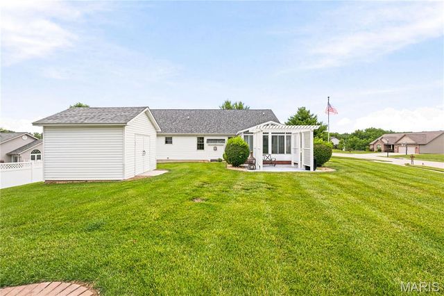 818 E Wood Drive, Columbia, IL 62236