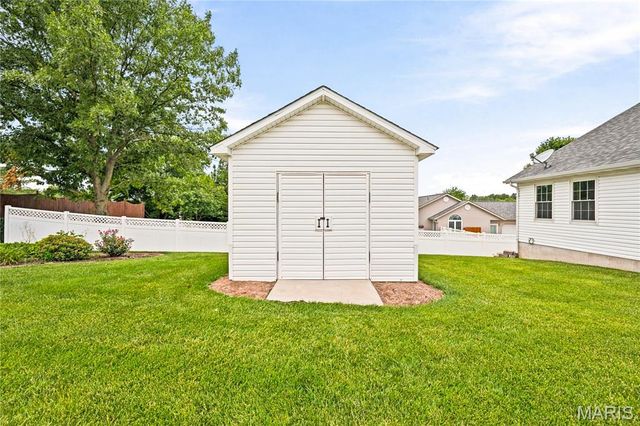 818 E Wood Drive, Columbia, IL 62236