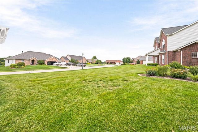 818 E Wood Drive, Columbia, IL 62236