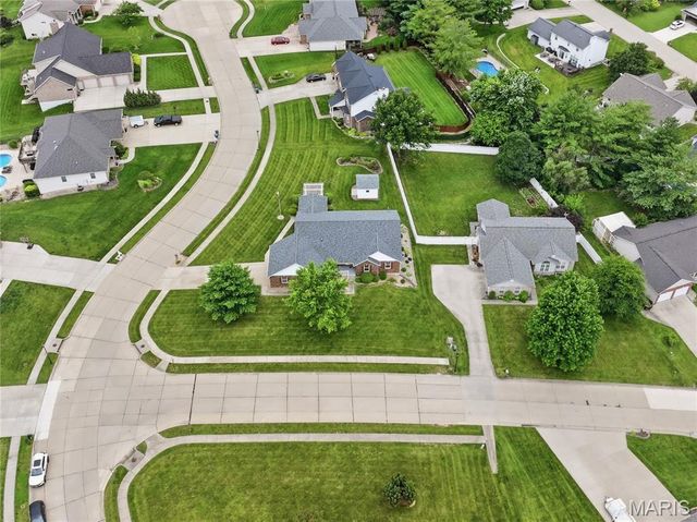 818 E Wood Drive, Columbia, IL 62236