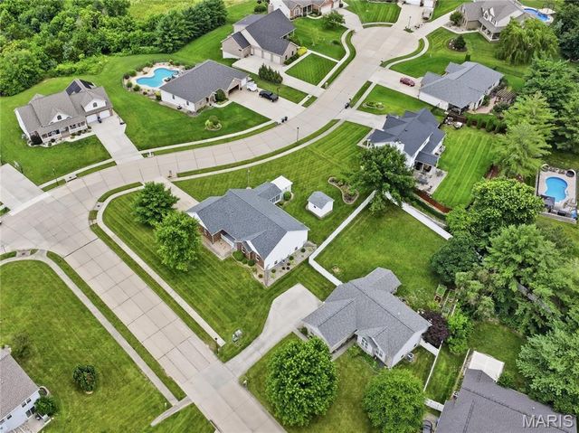818 E Wood Drive, Columbia, IL 62236