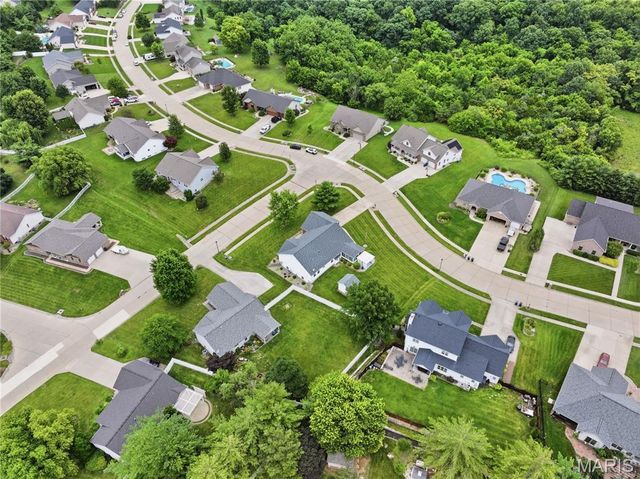 818 E Wood Drive, Columbia, IL 62236