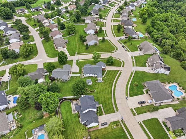 818 E Wood Drive, Columbia, IL 62236