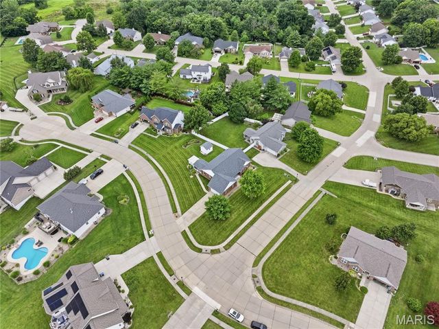 818 E Wood Drive, Columbia, IL 62236