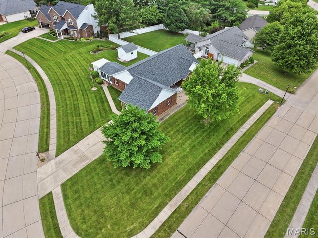 818 E Wood Drive, Columbia, IL 62236