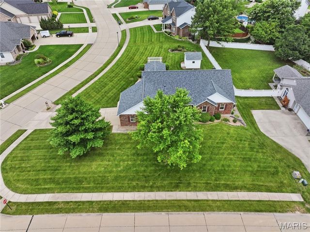 818 E Wood Drive, Columbia, IL 62236