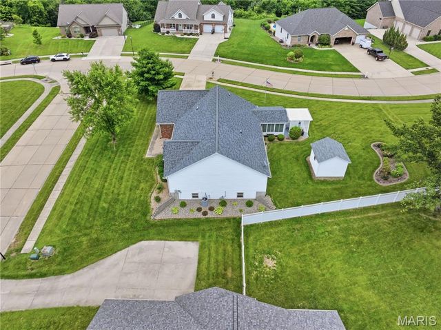 818 E Wood Drive, Columbia, IL 62236