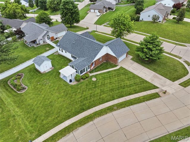 818 E Wood Drive, Columbia, IL 62236