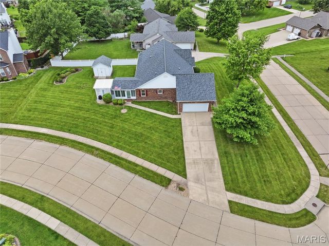 818 E Wood Drive, Columbia, IL 62236
