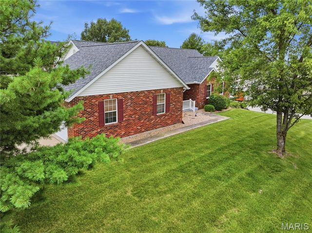 818 E Wood Drive, Columbia, IL 62236