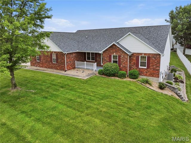 818 E Wood Drive, Columbia, IL 62236