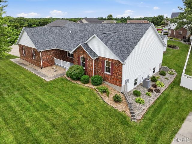 818 E Wood Drive, Columbia, IL 62236