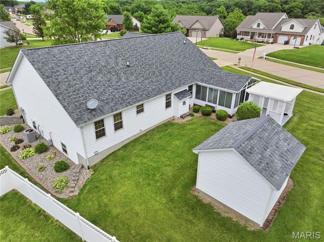 818 E Wood Drive, Columbia, IL 62236