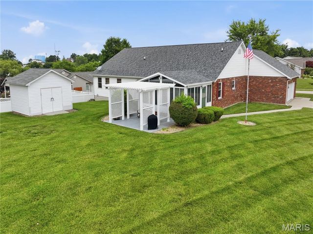 818 E Wood Drive, Columbia, IL 62236