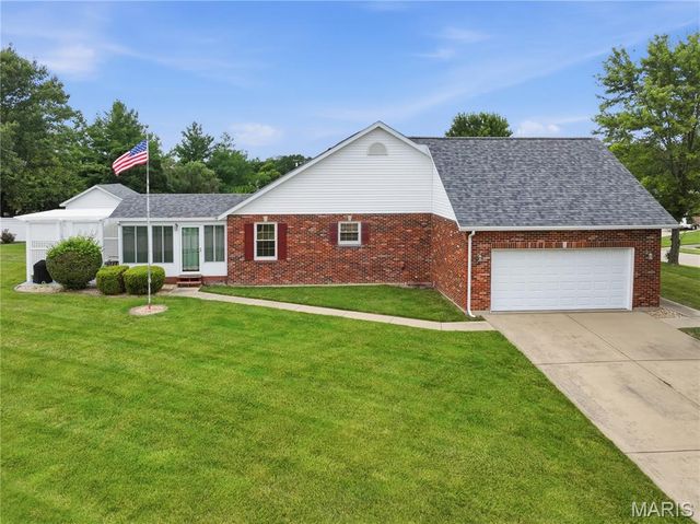 818 E Wood Drive, Columbia, IL 62236
