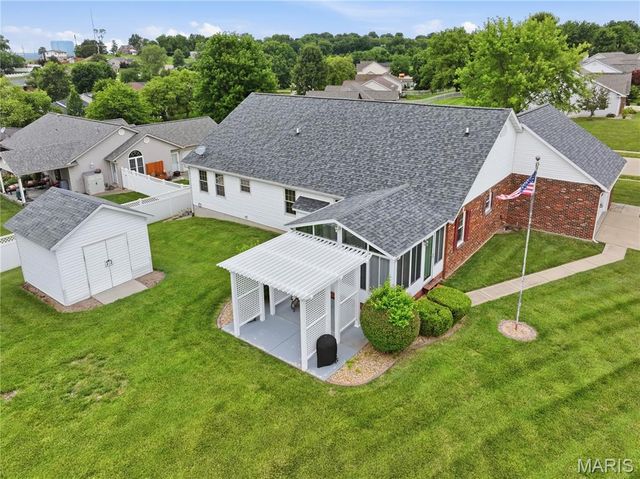818 E Wood Drive, Columbia, IL 62236