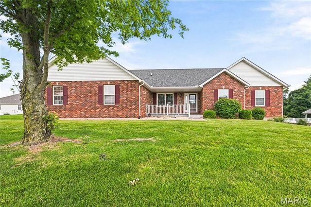818 E Wood Drive, Columbia, IL 62236