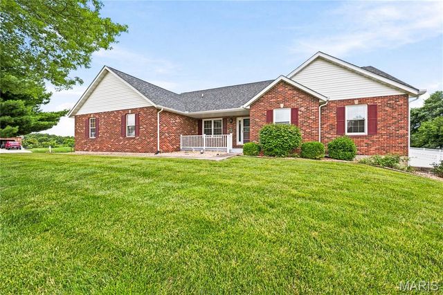 818 E Wood Drive, Columbia, IL 62236