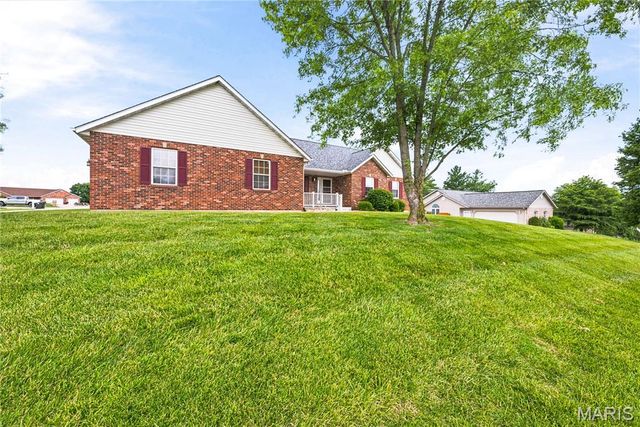 818 E Wood Drive, Columbia, IL 62236