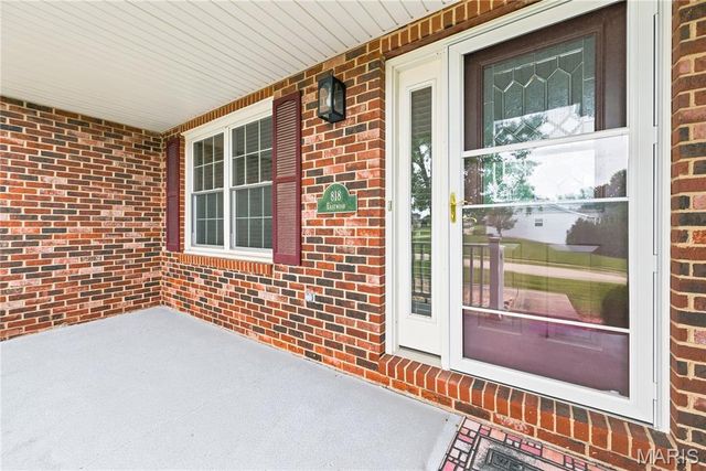 818 E Wood Drive, Columbia, IL 62236